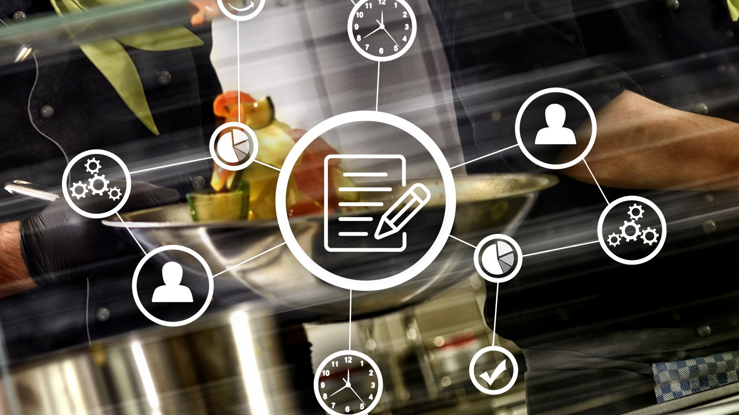 Symbolbild mit einem Koch im Hintergrund. Im Vordergrund verschiedene Symbole, wie ein Stift auf Papier, Uhren, Personen- und Zahnradsymbole, die auf Zeitmanagement und Prozessoptimierung hinweisen.