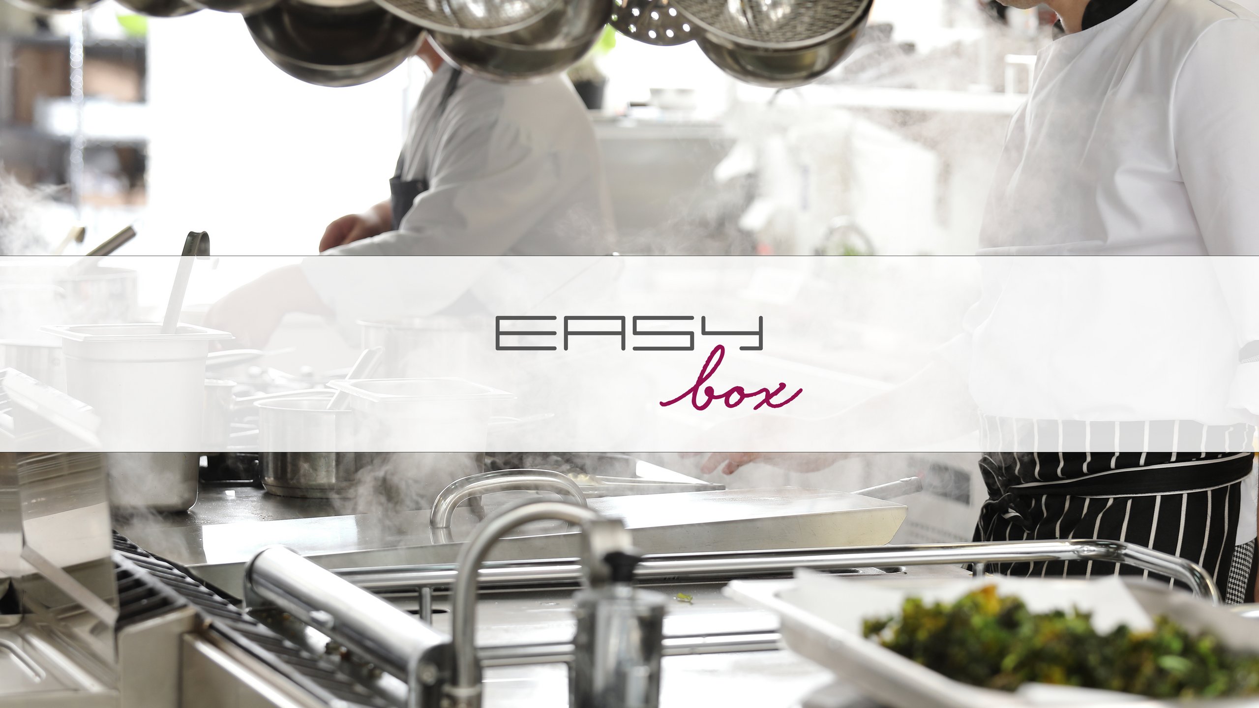 Zwei Köche in einer Küche am kochen, mittig ein weißer Balken mit einer grau-lila Aufschrift: easy Box 
