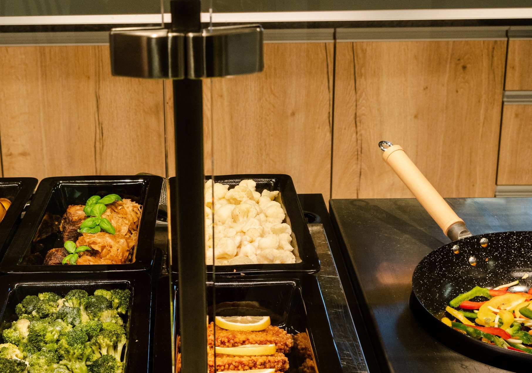 Blumenkohl, Brokkoli und Fleischvariationen an der Ausgabe zum Mittagsessen in Pflegeeinrichtungen