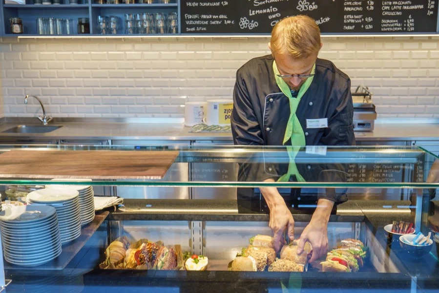 Vorbereitung der Brötchen für die Verpflegung der Mitarbeiter bei der Allianz Trade in Hamburg