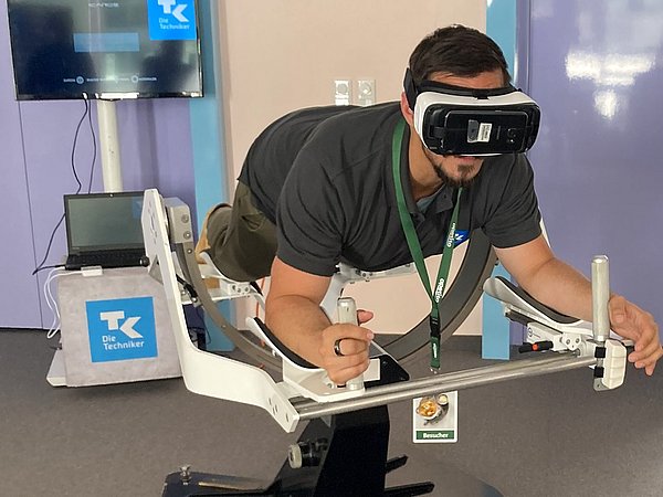 Mann auf einem Flugsimulator mit VR Brille