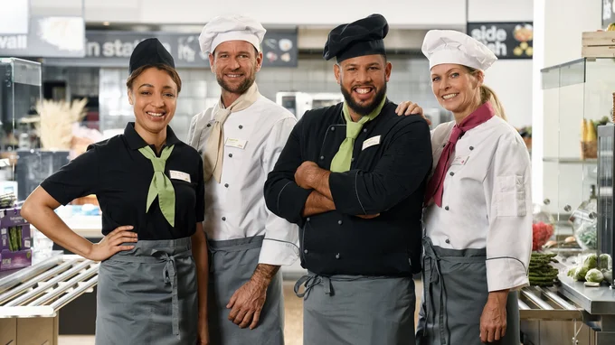 Küchenteam von apetito catering hat Spaß bei der Arbeit und freut sich auf die Verpflegung der Gäste und Mitarbeiter 