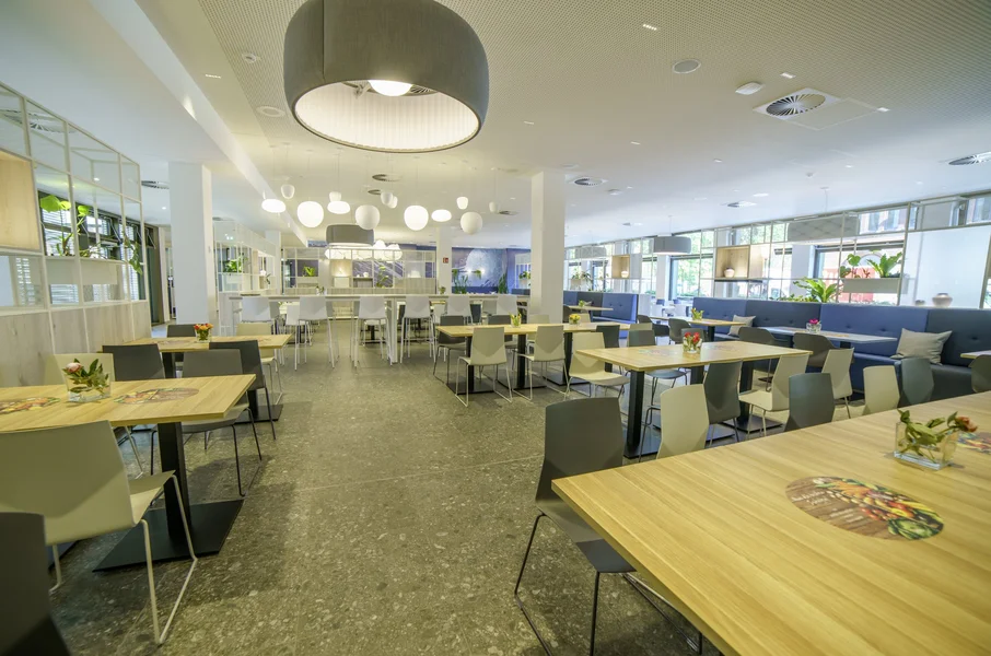 Inneneinrichtung der Bio Kantine des Kunden Allianz Trade von apetito catering