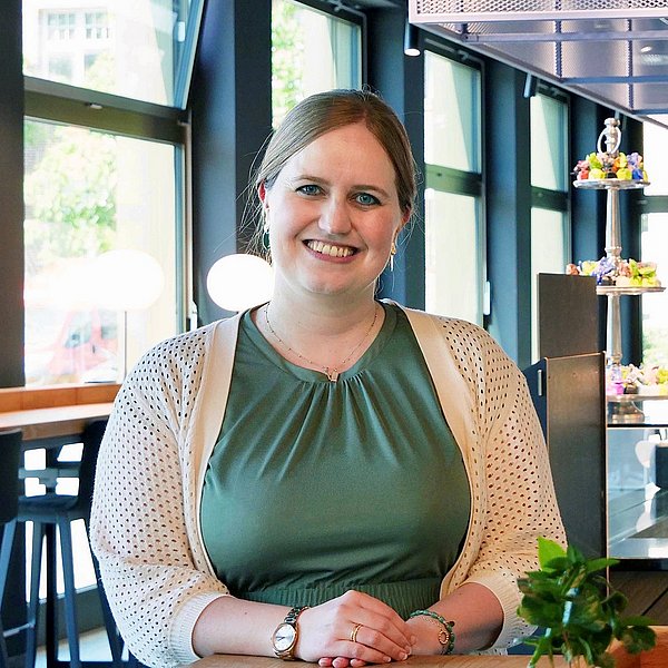 Kaja Wilkniss von der Allianz Trade spricht zum Thema Nachhaltigkeit bei der Allianz Trade