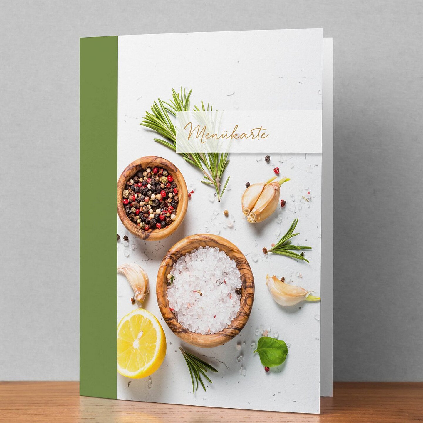 Mittig eine weiße Menükarte mit der Aufschrift: Menükarte, linksbündig ein grüner Streifen