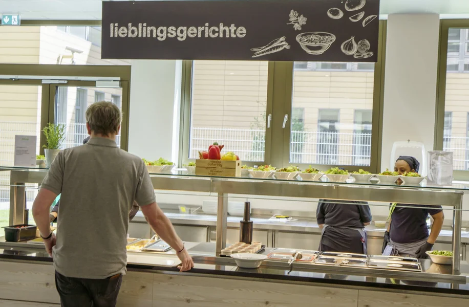 Ausgabe der Salattheke von apetito catering bei der Allianz Trade