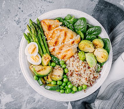 Leckere und gesunde Spargelbowl mit Hähnchen, Rosenkohl und frischen Gurken