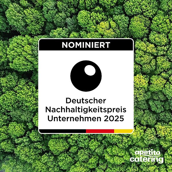 Im Hintergrund ein Wald, im Vordergrund das Siegel des deutschen Nachhaltigkeitspreis 2025