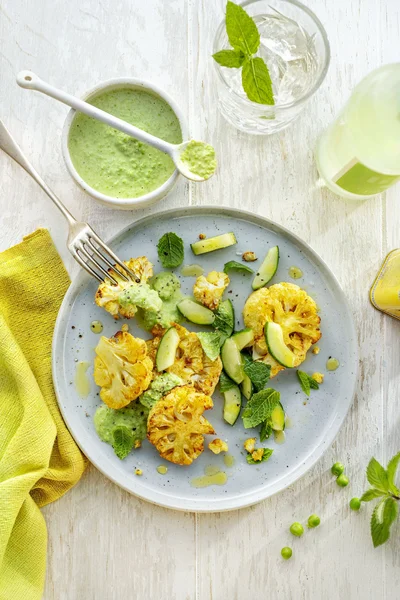 Gerösteter Blumenkohl mit Erbsen-Dip und Gurken-Minz-Salat