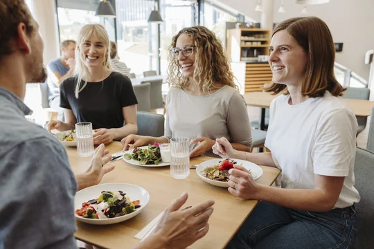 Frisches und nachhaltiges Mittagessen gemeinsam mit anderen Mitarbeitern 