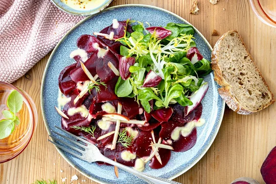 Carpaccio Rote Beete mit frischem Salat, leckeren Kräutern und Brotbeilage mit Dip